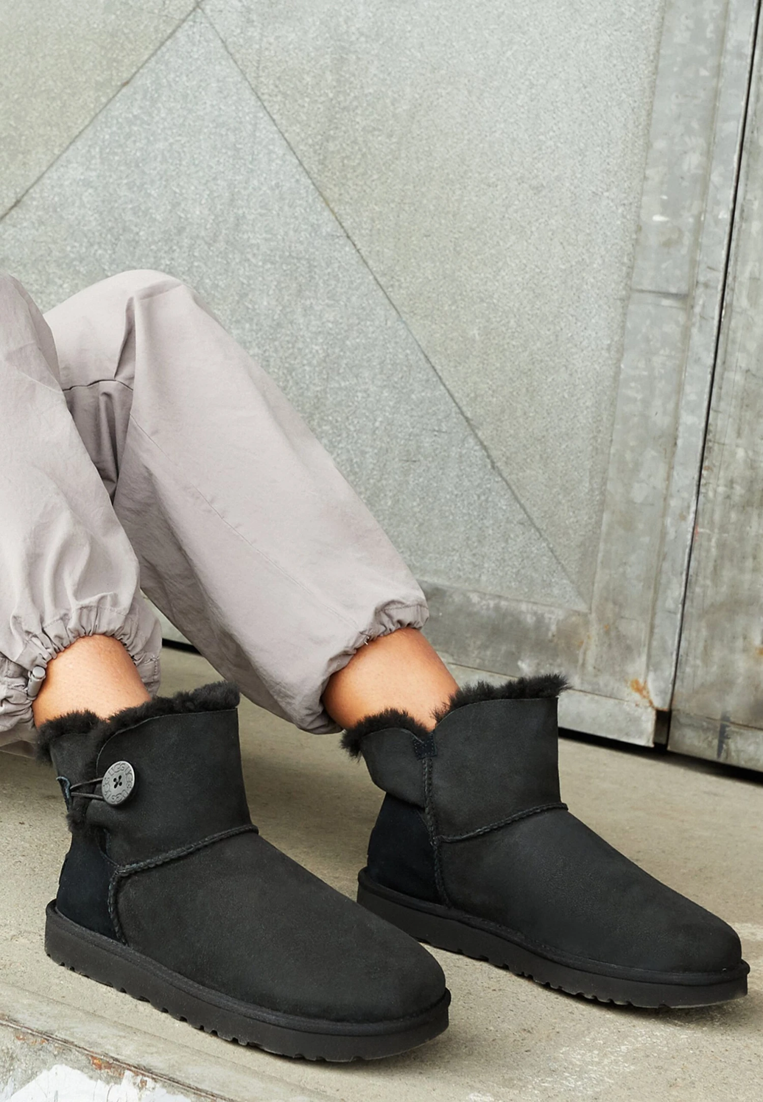 Ugg Mini Bailey Button - Ankle Boots - Black - Image 2