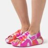 Ugg Sport Yeah Camopop - Sandals - Dragon Fruit